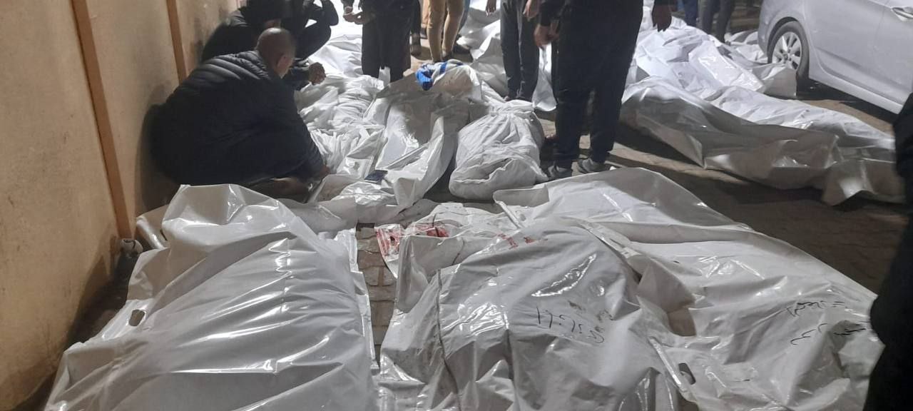 جثامين عدد من الشهداء جراء المجزرة التي ارتكبها الاحتلال في مخيم المغازي وسط قطاع غزة